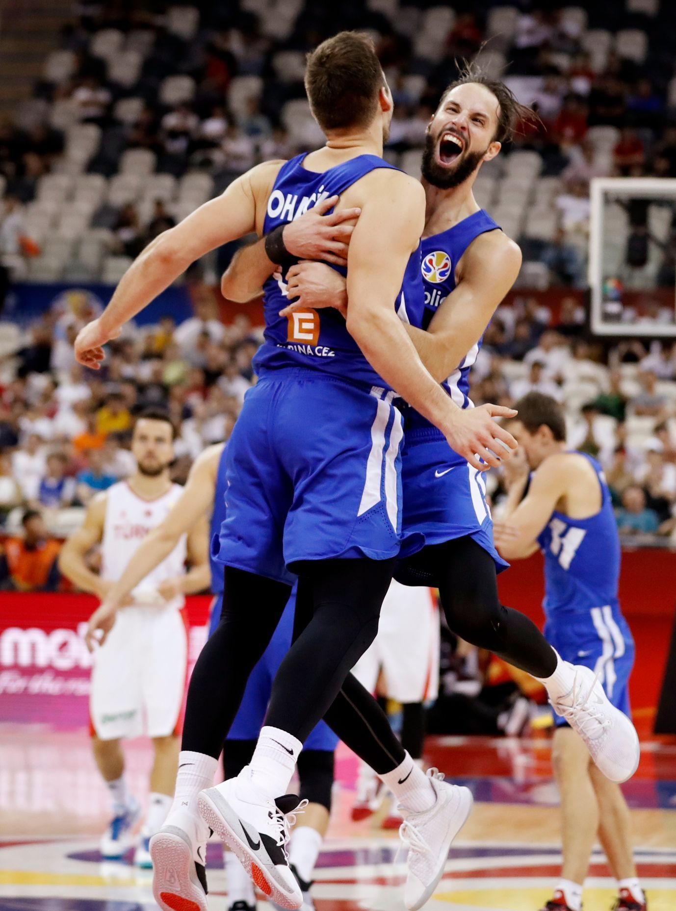 basketbal, MS 2019, Česko - Turecko, Jaromír Bohačík (vlevo) a Vojtěch Hruban slaví vítězství a postup
