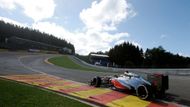 1. Eau Rouge (Spa-Francorchamps). Nejslavnější místo všech tratí formule 1 všech dob. Díky jedinečným přírodním dipozicím se piloti řítí v plné rychlosti do kopce v levotočivé zatáčce, po níž okamžitě následuje ještě jedna pravá. Nesmí přitom udělat chybu, protože ta se projeví v následující dlouhé rovince.