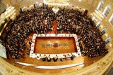 Dlouhý pracovní den měla v pondělí konference Fórum 2000. Velký sál na pražském Žofíně byl na jeho začátku zcela zaplněn.