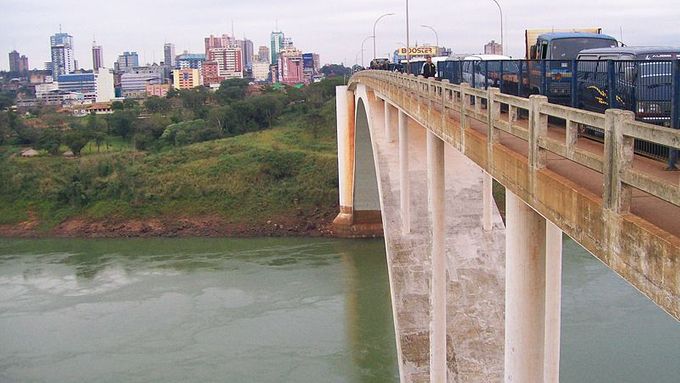 Ciudad del Este, hranice mezi Paraguají a Brazílií