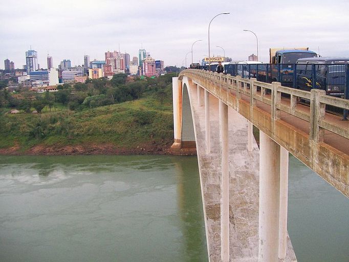 Ciudad del Este, hranice mezi Paraguají a Brazílií