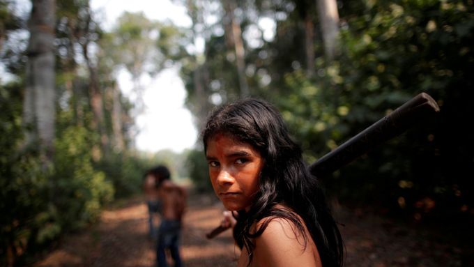 Indiáni z kmene Mura bojují v Amazonii s nelegálními těžaři, kteří kácejí stromy a prales vypalují.