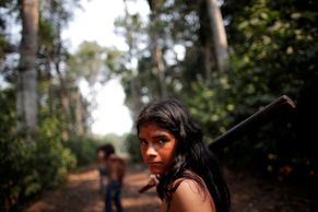 Boj s ohněm o život. Požáry v amazonském pralese hasí i indiáni