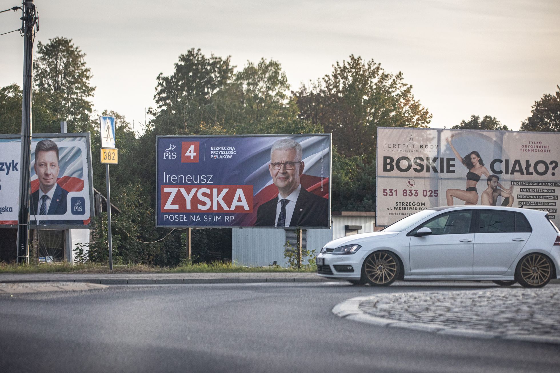 Polsko volby, poláci, billboard, reklama, plakát, Třetí cesta, právo a spravedlnost (PiS), Občanská platforma (PO), Polská lidová strana (PSL)