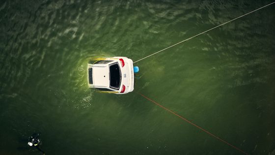 Únik jako v bondovce? To sotva. Když se potápí auto, šanci dává jen první minuta