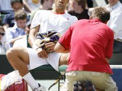 Novak Djokovič je ošetřován v semifinále Wimbledonu.