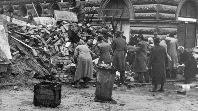 Spotlight moment: Šli po nich s holýma rukama, líčí osudy hrdinů Pražského povstání historik Stehlík