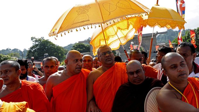 Buddhistické shromáždění na Srí Lance. Buddhističtí nacionalisté se v neděli sešli ve městě Kandy.