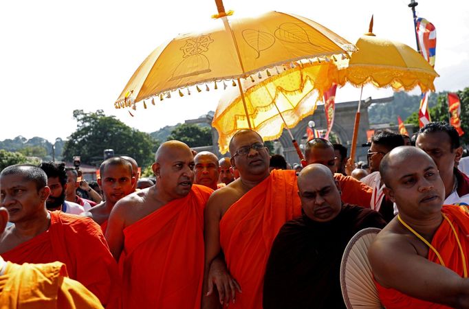 Buddhistické shromáždění na Srí Lance. Buddhističtí nacionalisté se v neděli sešli ve městě Kandy.