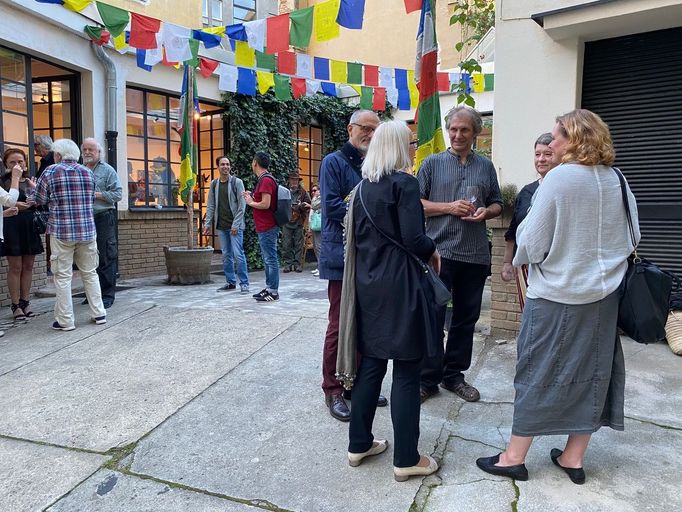 Snímek ze zahájení výstavy Byť na jeden jediný den… v pražském Tibet Open House.