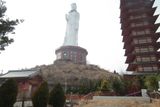 10. Na japonském ostrově Awadži stojí desátá nejvyšší socha světa. Měří 80 metrů a nese název Awaji Kannon. Její stavba byla dokončena v roce 1982.