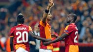 B2: Přestože jediným sekundantem Realu byl Juventus, dál jde na jeho úkor Galatasaray. Rozhodl o tom gól Wesleyho Sneijdera v posledním kole, v němž se právě oba adepti utkali v přímém souboji. Utkání v Istanbulu se muselo kvůli silnému krupobití dohrávat až druhý den. Italskému celku stačila remíza, ale o kýžený bod jej Sneijder připravil pět minut před koncem.