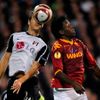Stephen Kelly (Fulham) a Stefano Chuka (AS Řím) v hlavičkovém souboji v utkání Evropské ligy.