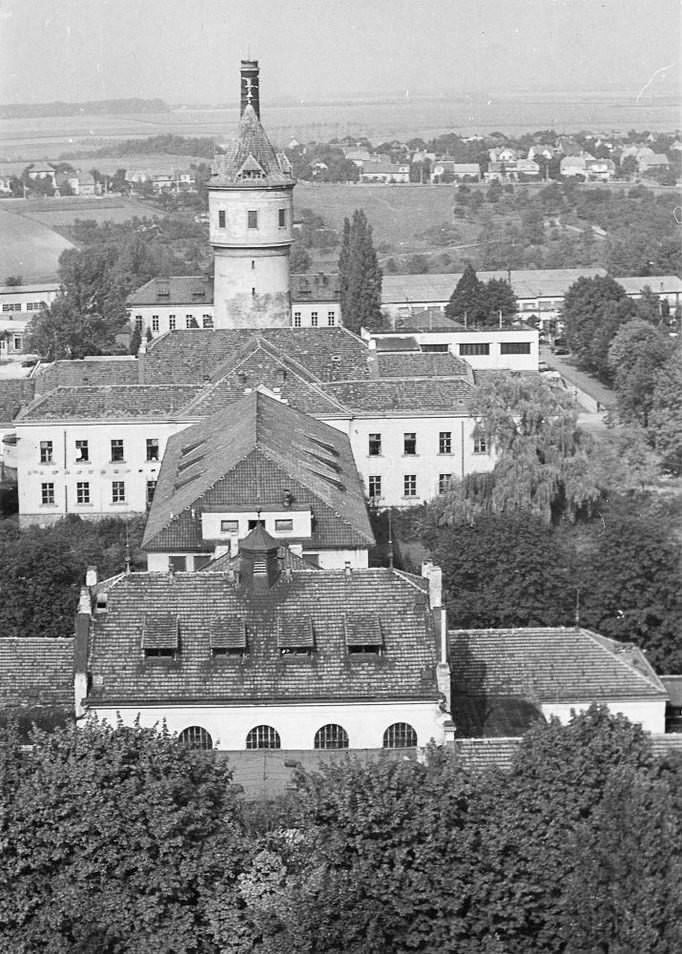 Vodárenská věž o výšce 45m stojící v areálu psychiatrické nemocnice v Bohnicích. Archivní nedatovaný snímek.