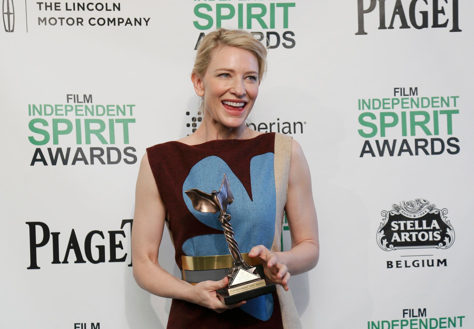 Actress Cate Blanchett holds her Best Female Lead award for &quot;Blue Jasmine&quot; backstage at the 2014 Film Independent Spirit Awards in Santa Monica