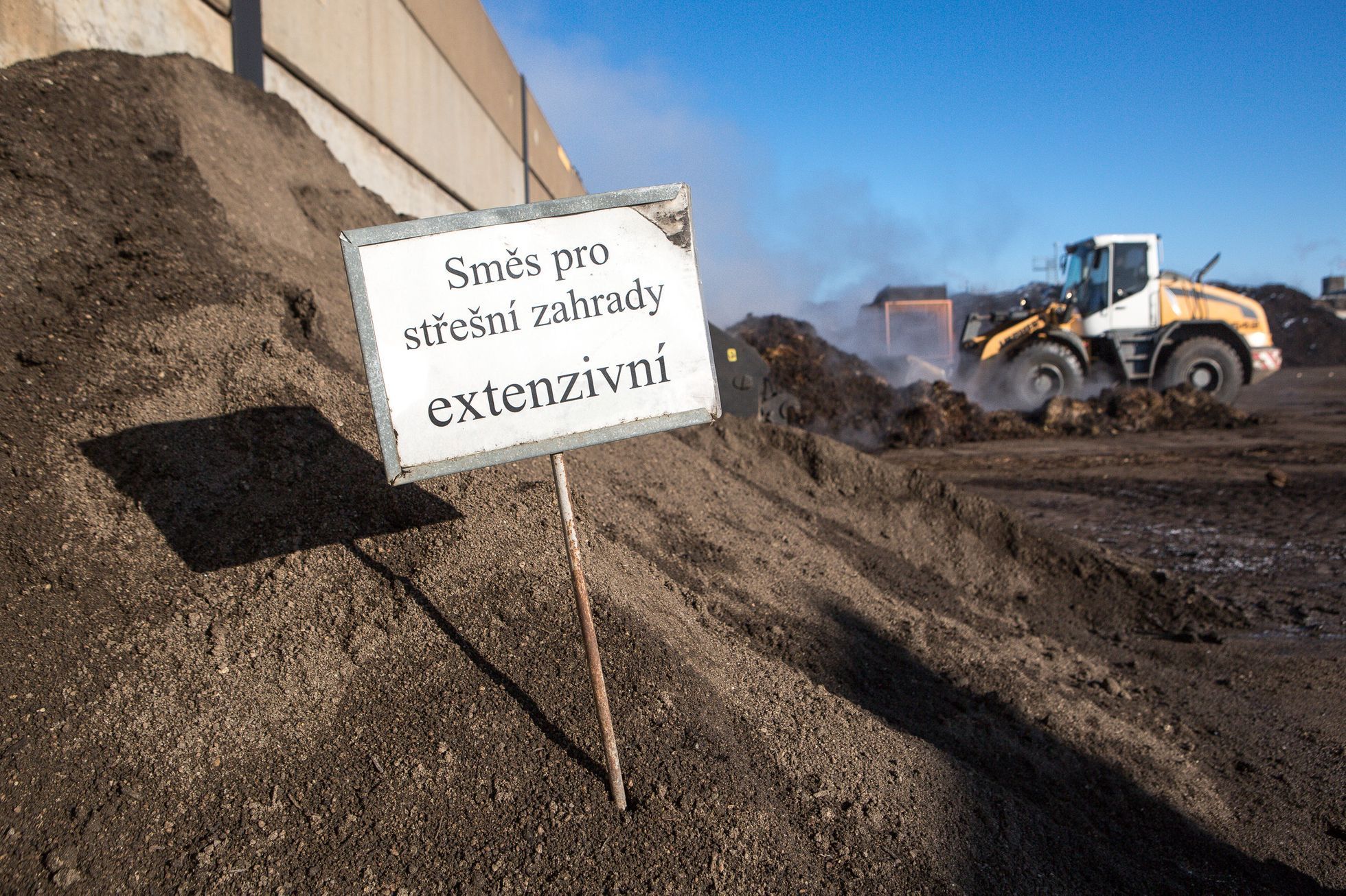 Kompostárna Jena, Úholičky, kompostování, zpracování vánočních stromků, biodpadu, skládka, substrát, vánoce