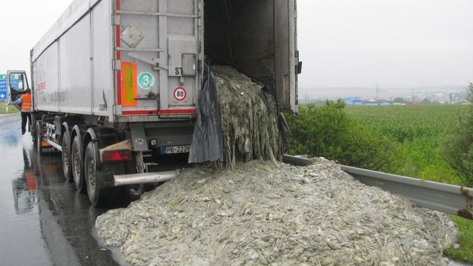 Z nákladního auta na D1 vytekl kluzký odpad z kafilérie.