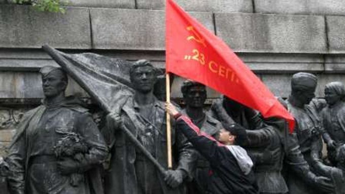 Památníky Rudé armádě se po válce stavěly ve všech zemích bývalého východního bloku. Tento stojí v bulharské Sofii a také letos sem lidé přicházeli položit věnce a kytice