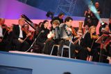 V Kolíně nad Rýnem během finále Eurovision Young Musicians se symfonickým orchestrem Západoněmeckého rozhlasu.