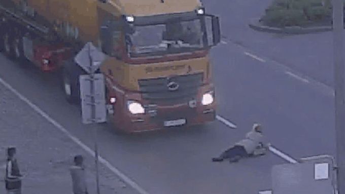 Opilá žena spadla před kamion, řidič stačil zastavit. Incident zachytila kamera