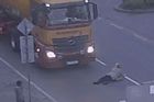 Video: Opilá žena spadla v Přerově přímo před kamion, řidič včas zastavil