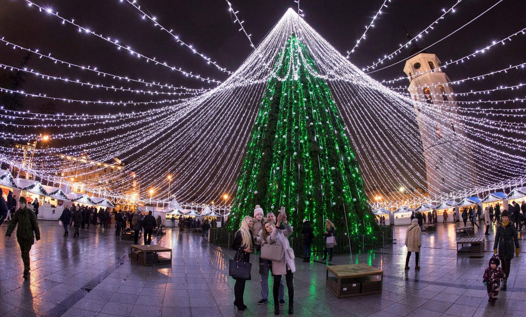Vánoční strom v litevském Vilniusu.