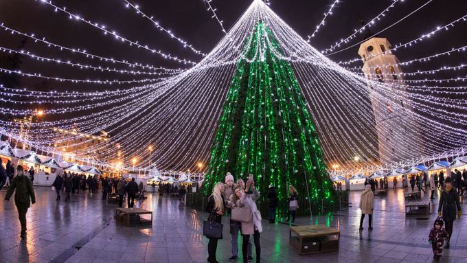 Litevský Vilnius se nemůže pochlubit legendou, a tak letos sází na strom osvětlený padesáti tisíci žárovkami.