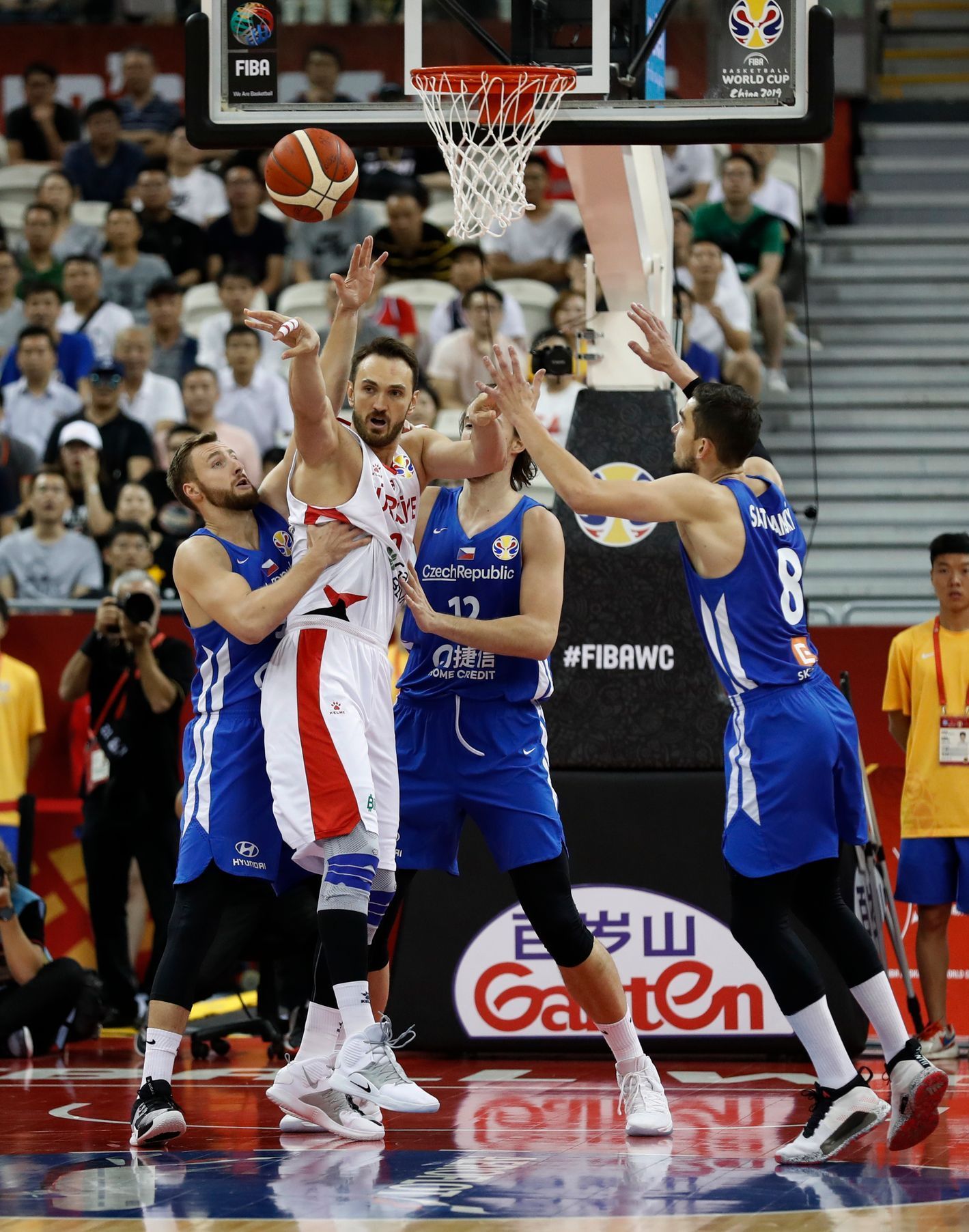 basketbal, MS 2019, Česko - Turecko, čeští basketbalisté brání Semiha Erdena