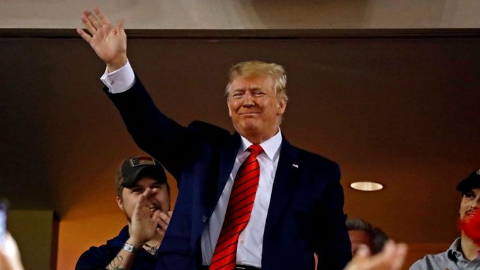 Prezident USA Donald Trump při návštěvě zápasu baseballové Světové série