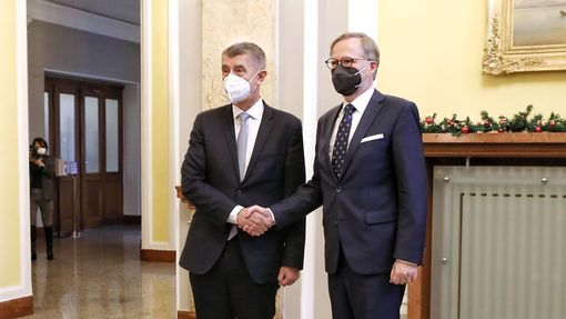 Bývalý předseda vlády Andrej Babiš (ANO) předává úřad novému premiérovi Petru Fialovi (ODS).