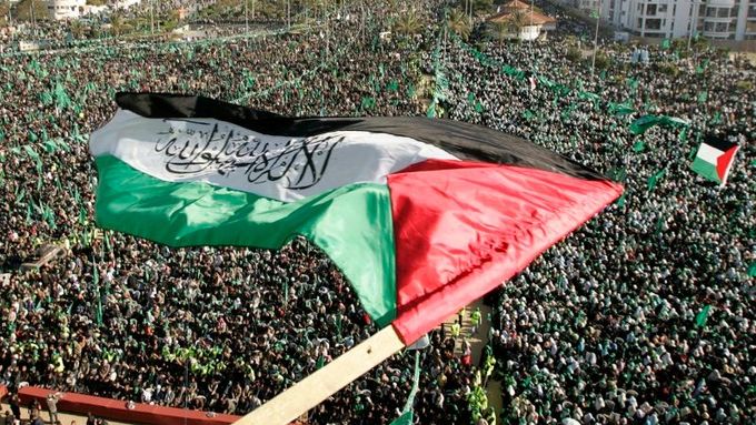 Palestinská vlajka nad demonstranty v Gaze