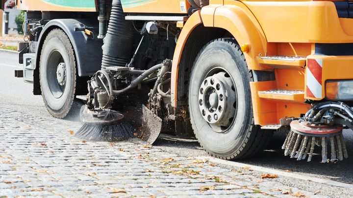 Kvůli jarnímu blokovému čištění se v Praze nebude odtahovat. Uklidí se pod auty