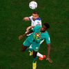 Boulaye Dia a Kyle Walker v osmifinále MS 2022 Anglie - Senegal