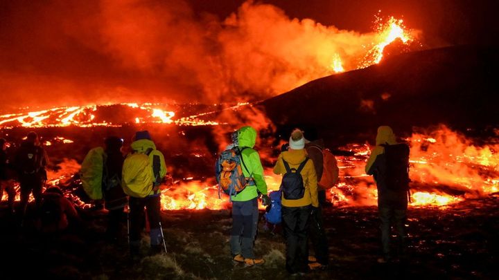 Dramatická podívaná: Z vybuchlé islandské sopky se stala atrakce, místní si fotí lávu