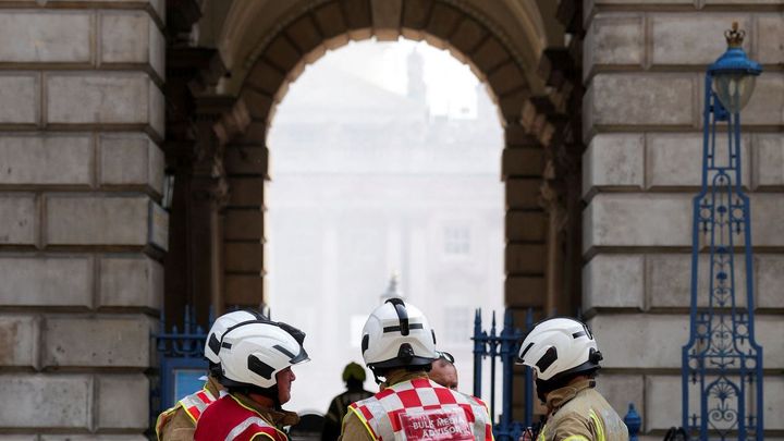 Hoří palác Somerset House v Londýně. Požár likviduje stovka hasičů