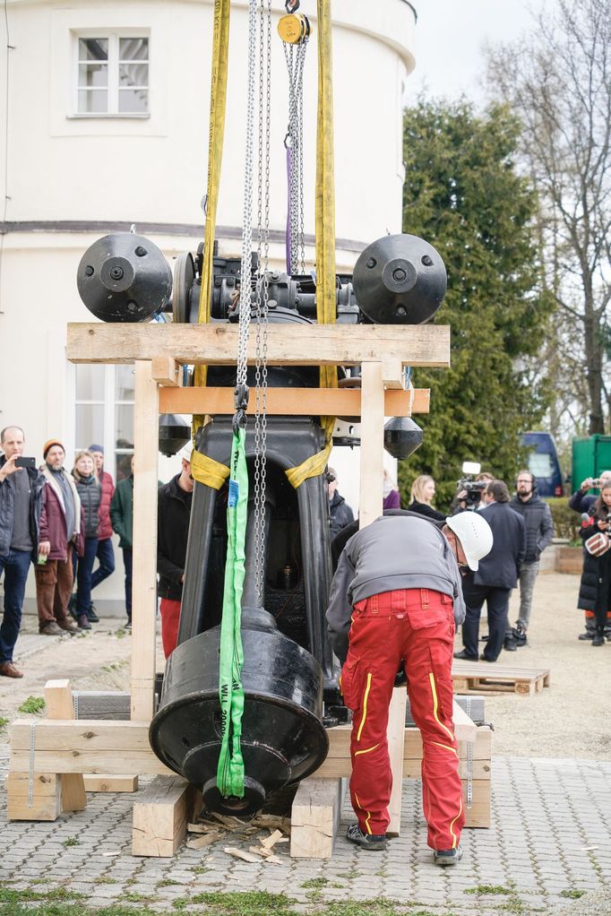 Demontování největšího dalekohledu Štefánikovy hvězdárny. Praha, 6. 4. 2022