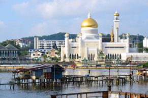Sultánův palác má 1788 pokojů, daně neexistují. Jak vypadá Brunej, kde trestají gaye