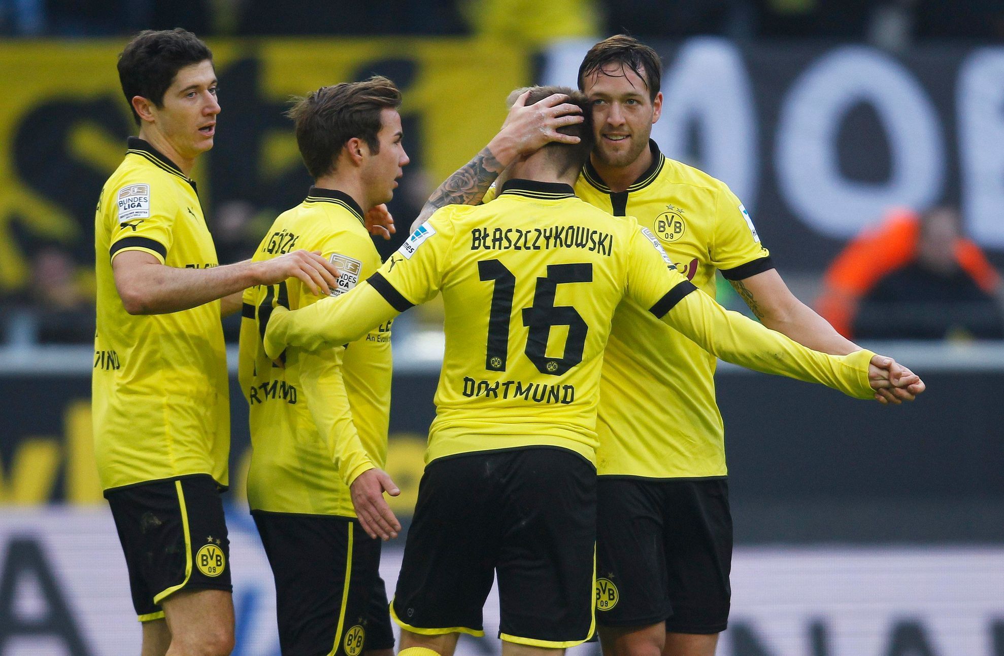 Hráči Borussie Dortmund se radují z gólu do sítě Hanoveru