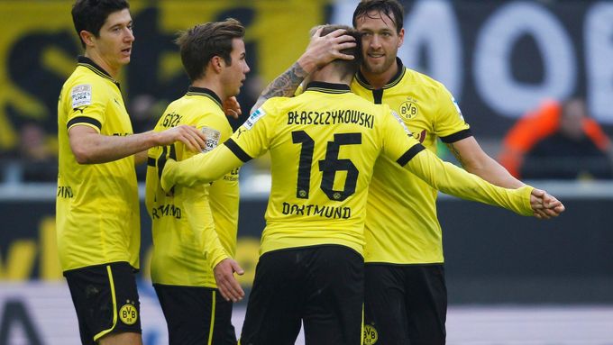 Hráči Dortmundu se radují z branky do sítě Hannoveru