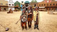 Mladí Saúdští Arabové v převlecích za "indiány" v zábavním parku Cowboy Town v saúdskoarabském Abhá. Místo kovbojské kulisy se tu odehrává nečekaný kulturní crossover - Divoký západ pod arabským sluncem.