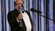 Danny DeVito převzal ocenění za mimořádný umělecký přínos světové kinematografii. "Tolik cvičení jsem už dlouho neměl," řekl po chvíli pózování s těžkou soškou na jevišti.