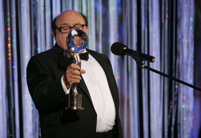 Danny DeVito převzal ocenění za mimořádný umělecký přínos světové kinematografii. "Tolik cvičení jsem už dlouho neměl," řekl po chvíli pózování s těžkou soškou na jevišti.