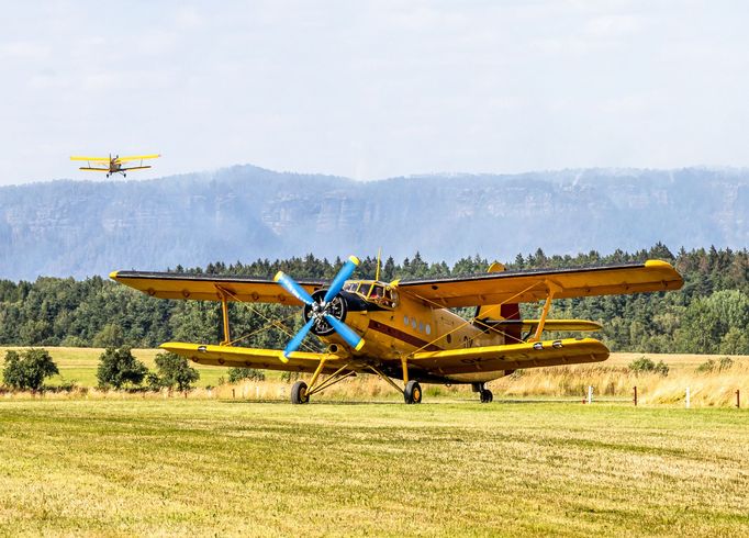 Letoun Antonov An-2 během nasazení při hašení požáru v NP České Švýcarsko. 27.07.2022