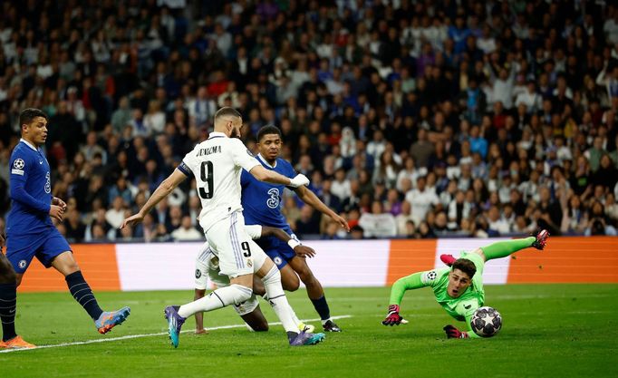 Karim Benzema střílí první gól Realu Madrid v úvodním utkání čtvrtfinále Ligy mistrů 2022/2023 proti Chelsea