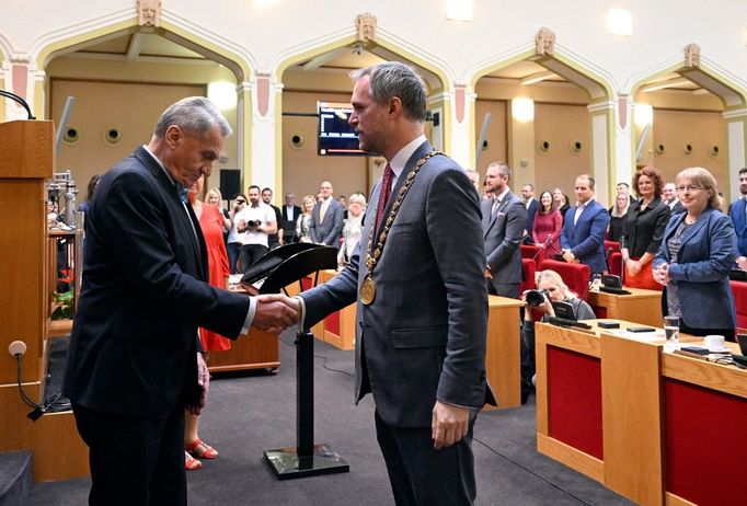 Primátor Zdeněk Hřib složil na ustavujícím zastupitelstvu slib do rukou nejstaršího zastupitele Bohuslava Svobody.