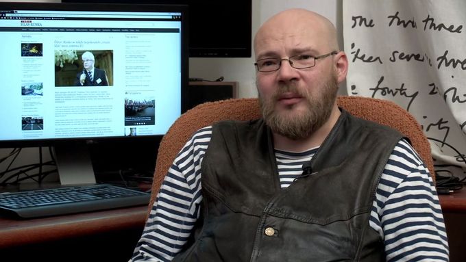 Redaktor Hospodářských novin Ondřej Soukup s využitím ukázek z televize a webu vysvětluje, jakým způsobem pracuje ruská propaganda. Video patří k materiálům, které dostanou k dispozici čeští učitelé.