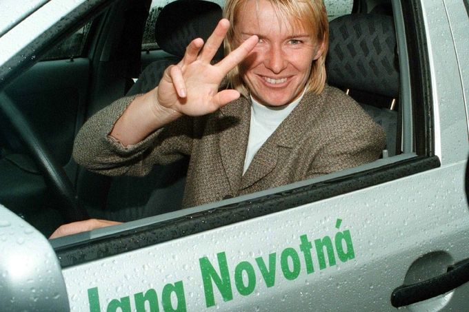 Tenistka Jana Novotná v roce 1998 v automobilu po příletu z vítězného Wimbledonu.