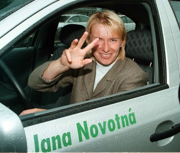 Tenistka Jana Novotná v roce 1998 v automobilu po příletu z vítězného Wimbledonu.