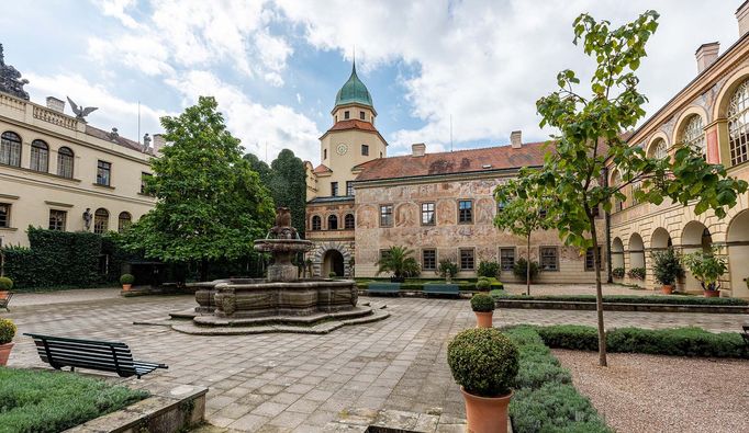 Na zámku v Častolovicích si návštěvníci se svolením rodiny Sternbergových prohlédnou zámecké komnaty i místní minizoo.