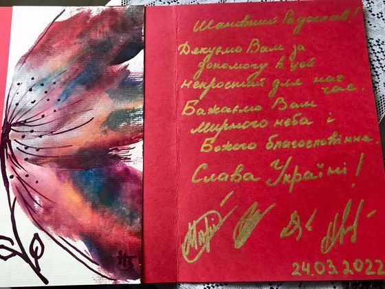 The Ukrainian family thus thanked the man who auctioned off a photo of their Czech hostess, who gave them the money.